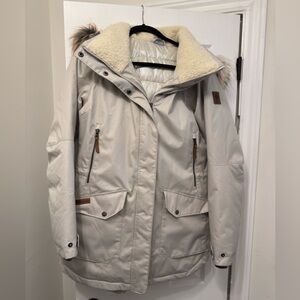 Columbia grey/beige winter coat with faux fur collar - size m